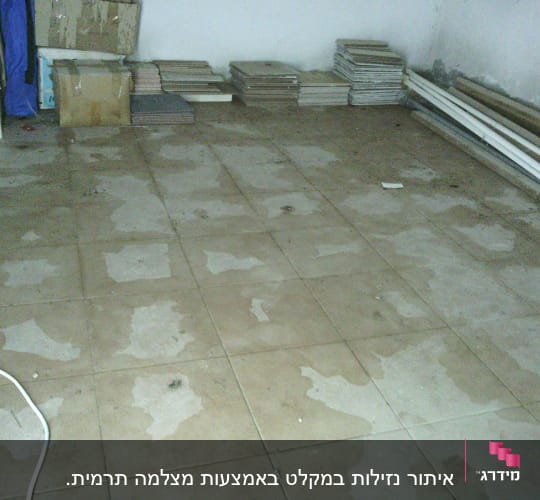 רצפה עם כתמים וארגזים בפינה